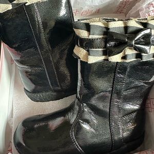 NWT toddler girls black patent boots with bows & zebra print inside, size 9 1/2